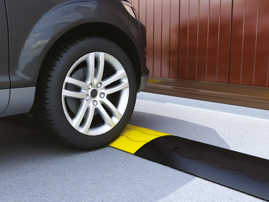 «Лежачий полицейский» (обеспечивает легкость прокладки электропроводки между столбами — без штробления дорожного покрытия. Изготавливается из износостойкого искусственного каучука).